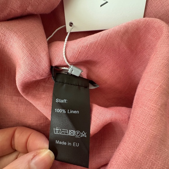 Sleeveless Linen Blouse - Picture 3 of 3